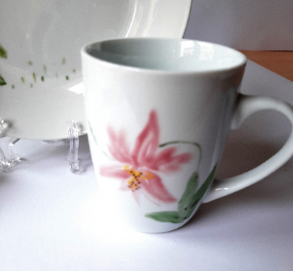 Plato y taza de porcelana esmaltado, pintado a mano, orquideas  rosa, objeto artesanal, arte floral.