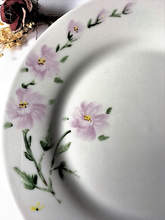 Cargar imagen en el visor de la galería, Vajilla pintada a mano rosas malva artesanal floral.
