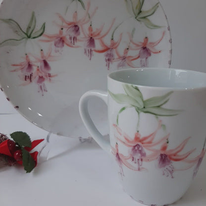 Plato y taza de porcelana esmaltado, pintado a mano, pendientes de la reina, objeto artesanal, arte floral, únicos .