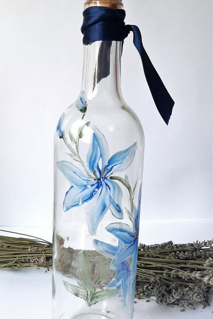 Botella esmaltada, pintada a mano, color blanco, floral , clematis, inalterable, única, artesanal.