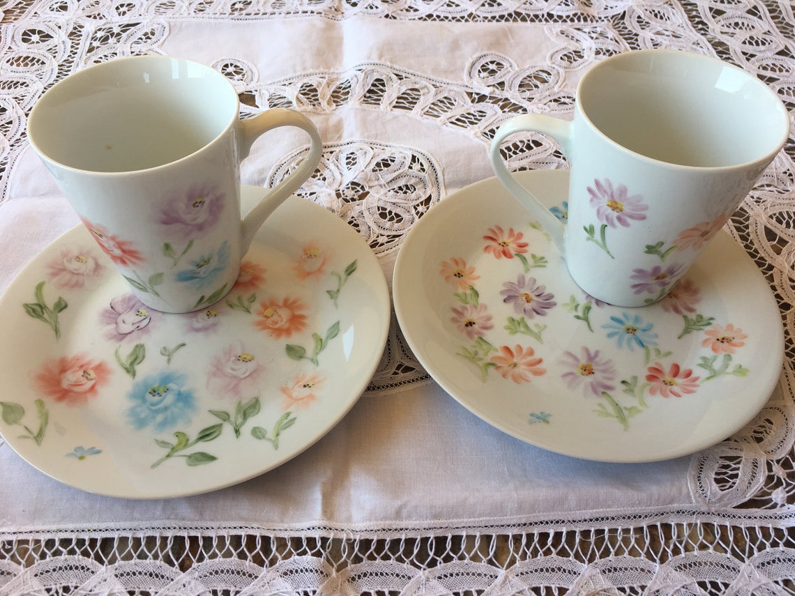 Platos  y tazas set de 4, porcelana esmaltado pintado a mano, modelo capa de torero.