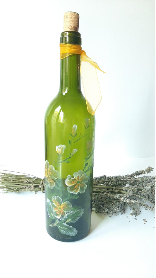 Botella esmaltada, pintada a mano, floral , primaveras amarillas, artesanal, único, inalterable.