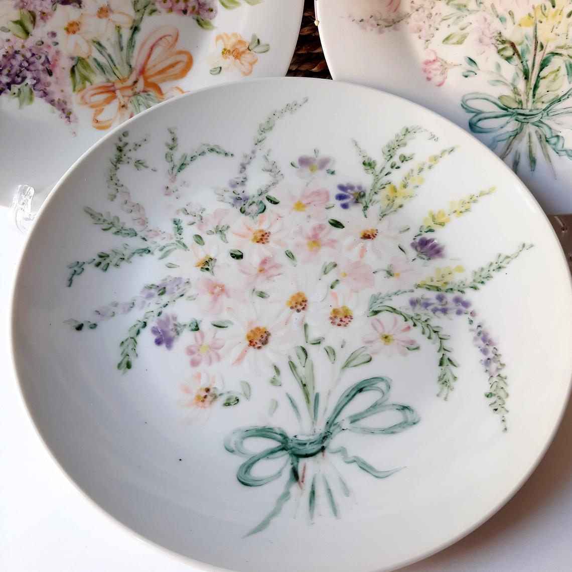 Plato pintado a mano ramito de flores de primavera con margaritas porcelana floral no calcomanía.