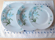 Cargar imagen en el visor de la galería, Vajilla pintada a mano azucena azul artesanal floral.
