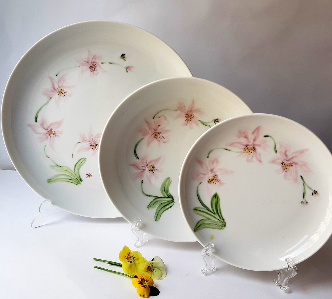 Vajilla moderna en diseño y motivo floral, las orquídeas rosa. Inspirada en las preciosas flores orquídeas, exclusivo modelo, piezas únicas pintado con una orquídea en el borde izquierdo del plato.